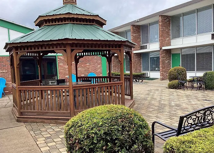 Ramada By Wyndham Butler/Tesla Biohealing Resort 