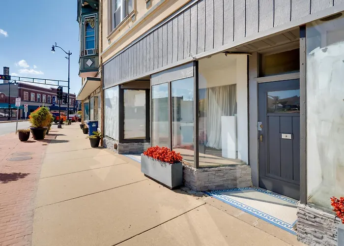 Walkable Racine Retreat! 1 Mi To Lake Michigan