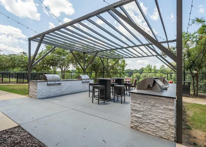 Fourth & River - Top-Floor Condo With River Views - 3 King Suites