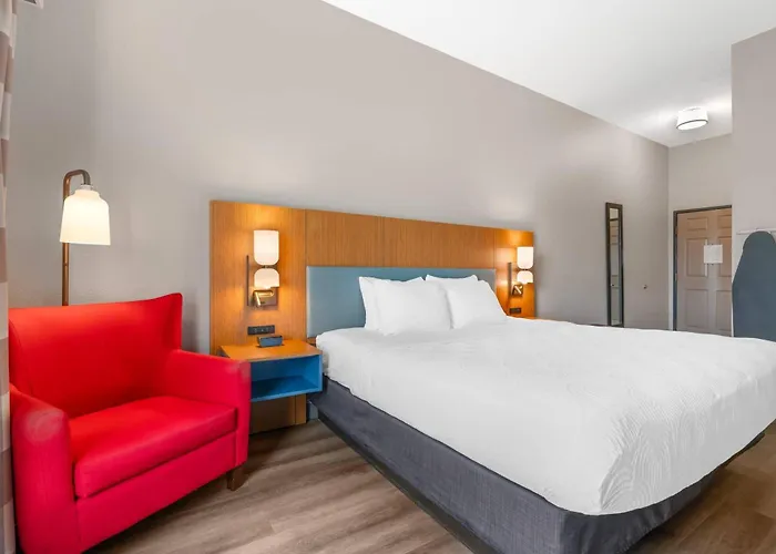 Country Inn & Suites By Radisson, West Bend, Wi
