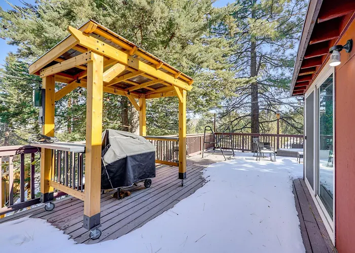 Wraparound Deck & Grill: Wrightwood Cabin Near Pct