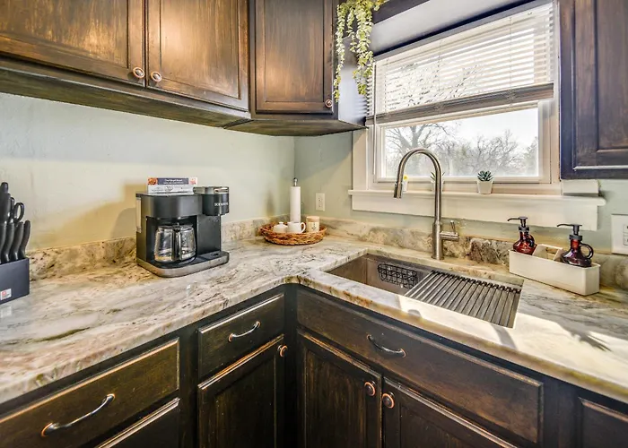 Family-Friendly Main St Gloucester Apt W/ Balcony!