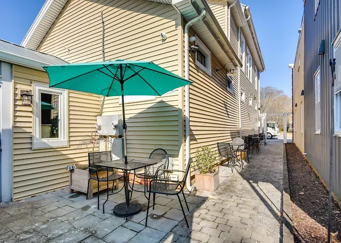 Family-Friendly Main St Gloucester Apt W/ Balcony!
