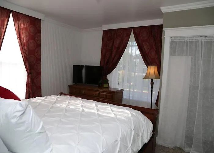 Updated Cottage 3 Bedroom Home With Game Room