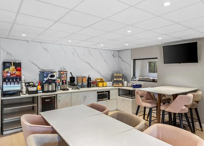 Days Inn & Suites By Wyndham Peachtree Corners Norcross