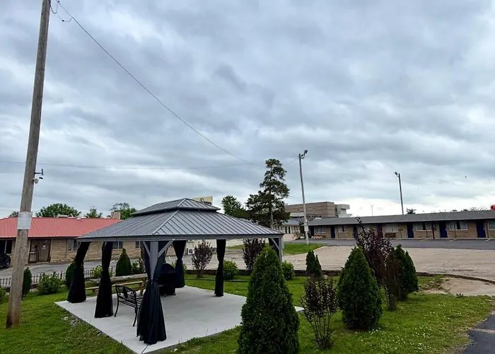Ozark Inn & Suites