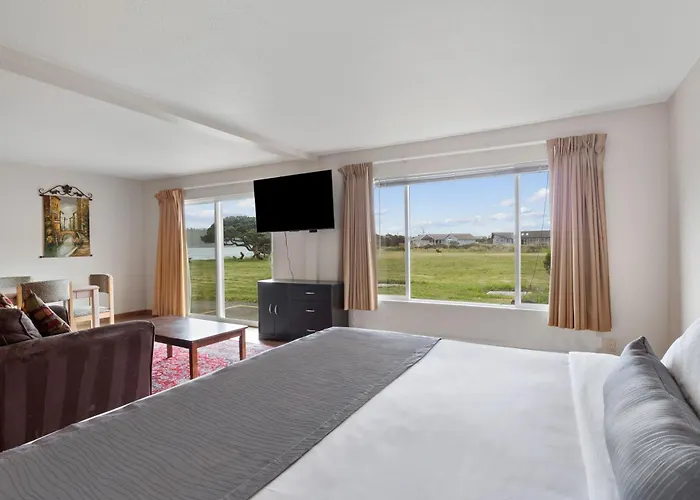 Waldport Bayfront Hotel & Restaurant