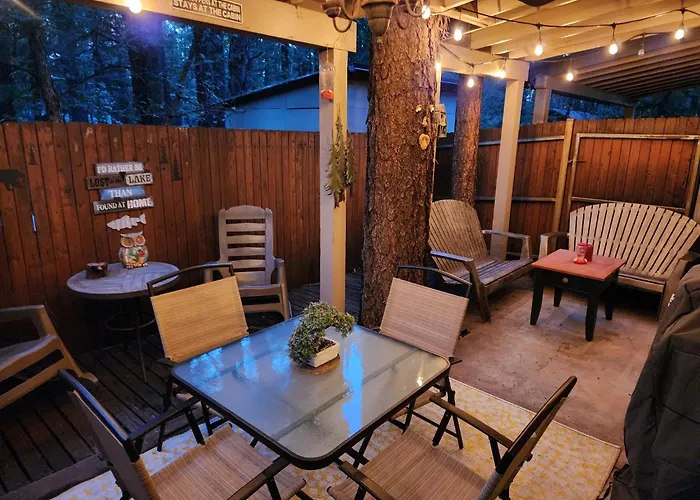 2Br Gated Escape With A Pool And Walk To Dining And Trails