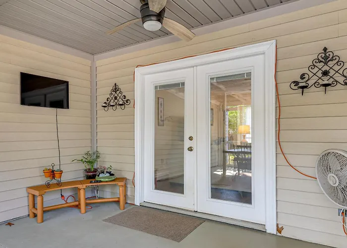 Oak Island Home W/ Fenced Yard, Walk To Long Beach