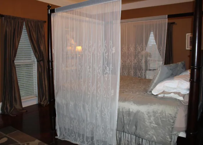 Monroe Manor Inn