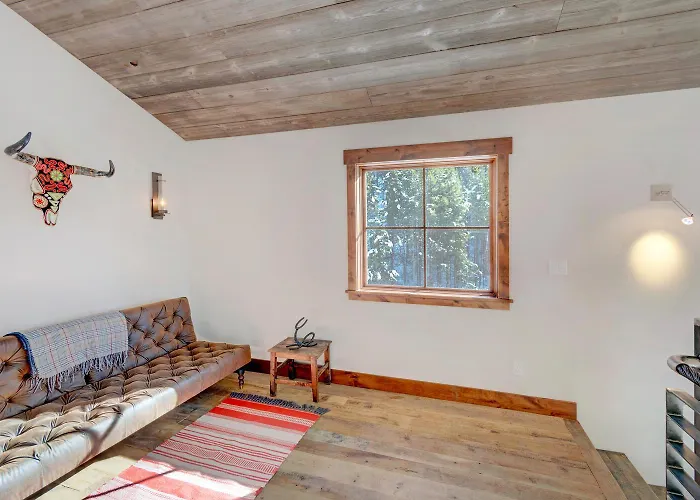 Cliff Side Chalet I Private Hot Tub I Amazing Views I Bunk Room I Office I Discounted Attractions