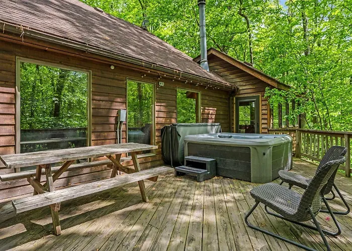 Huge Cabin W Hot Tub, Deck, Grill, Fire Pit, Wifi