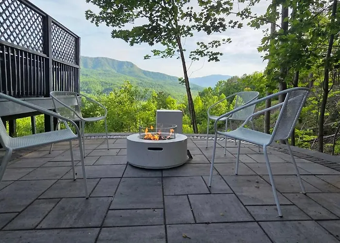 Barenberg Cabin: Panoramic Smoky Mountain Retreat with Dual Suites