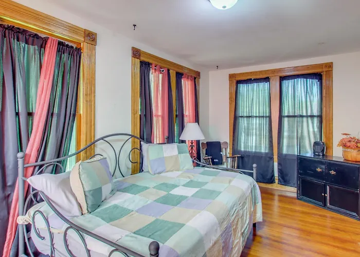 < 1 Mi To Downtown: Historic Dubuque Gem!