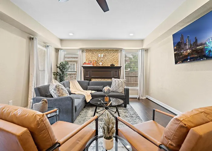 Nr Dt, Med Center, Midtown Sleeps 16 Game Room