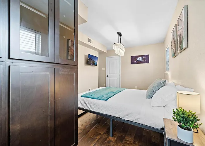 Nr Dt, Med Center, Midtown Sleeps 16 Game Room