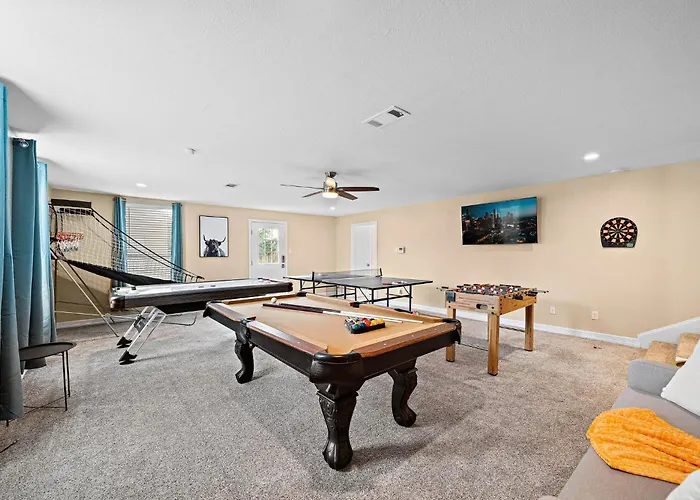 Nr Dt, Med Center, Midtown Sleeps 16 Game Room