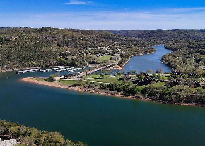 Holiday Island Escape W/ Panoramic Lake Views