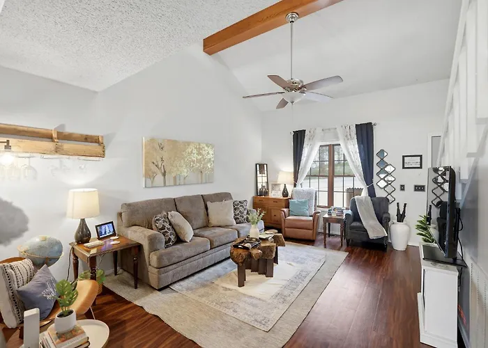 Holiday Island Escape W/ Panoramic Lake Views