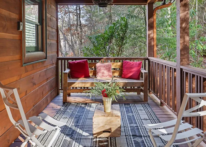 Creekside Luxury Vintage Mountain Cabin, King Bed, Spa, Fire Pit, Game Room, Dogsok