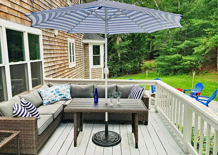 Moon Compass Escape - Spacious Cape Cod Retreat