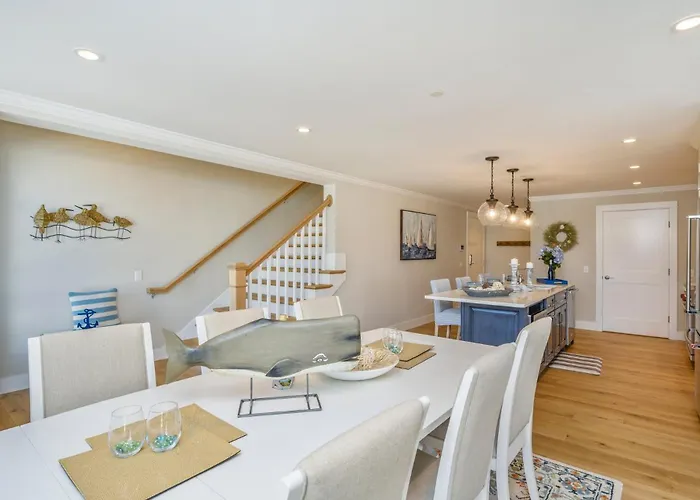 Tjs Tide: Prime Location Condo W/ Outdoor Deck