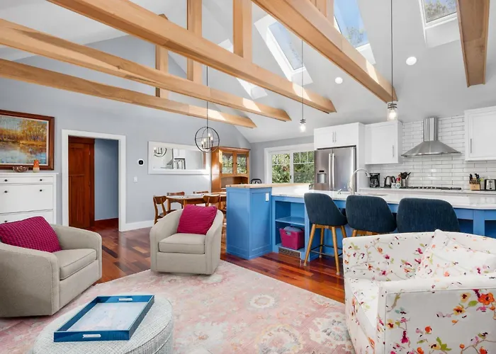 Gorgeous Cape Cod Retreat Near Town Neck