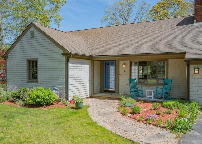 Gorgeous Cape Cod Retreat Near Town Neck