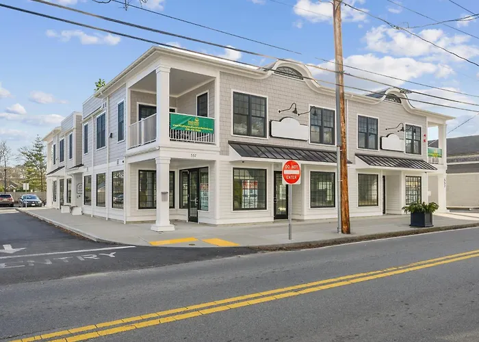 Tjs Tide: Prime Location Condo W/ Outdoor Deck