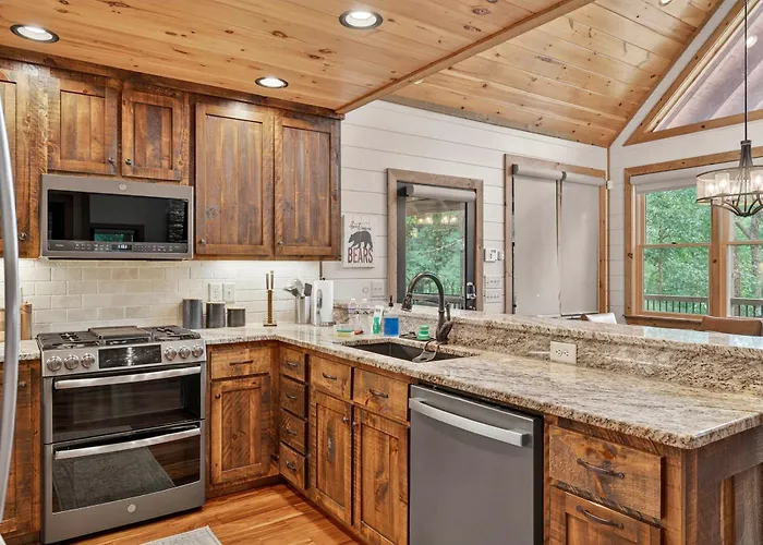 Luxury Mineral Bluff Cabin With Deck & Hot Tub!