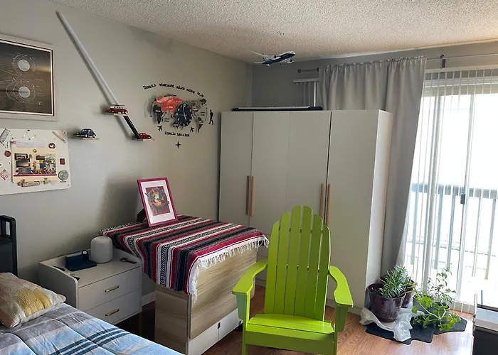 Shared Space With Private Room In Beautiful Lakefront Apartment