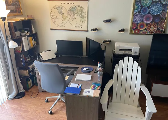 Shared Space With Private Room In Beautiful Lakefront Apartment