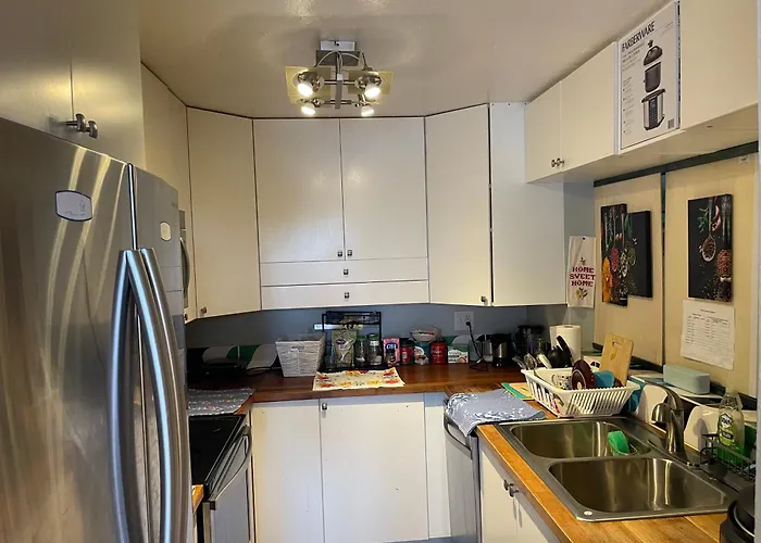 Shared Space With Private Room In Beautiful Lakefront Apartment