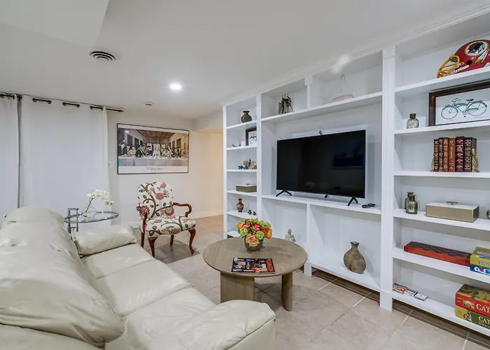 15 Mi To The White House! Modern Apt W/ Deck
