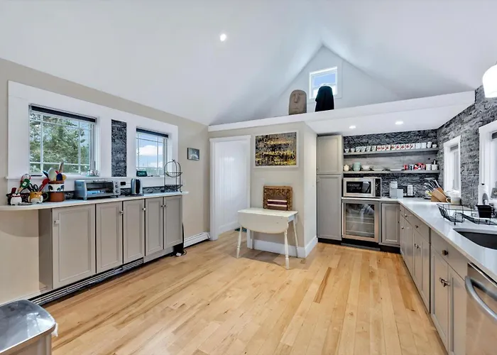 3 Bedroom Cape House By Leavetown Vacations