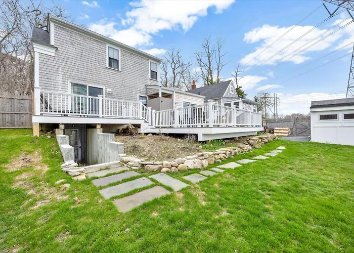 3 Bedroom Cape House By Leavetown Vacations