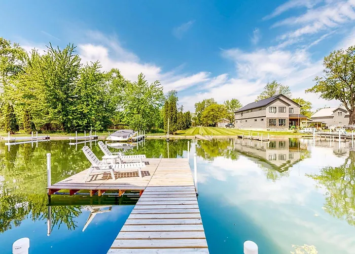 The Boat House W/ Dock: Enjoy Lake Life!