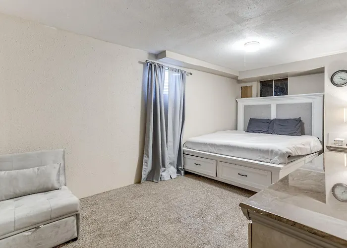 Spacious Aurora Retreat W/ Game Room + Hot Tub!