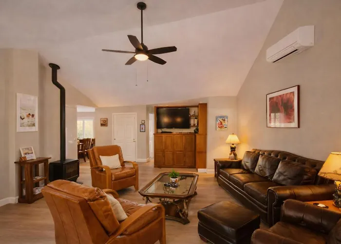 Spacious Retreat 4Br Ac, Sharc, Hot Tub, Games, Grill, Pets, Fireplace