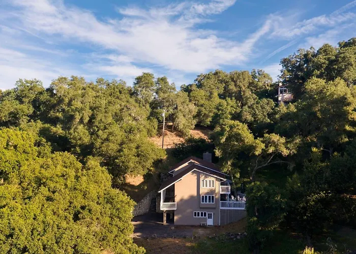 Hidden Oaks Farmhouse By Avantstay