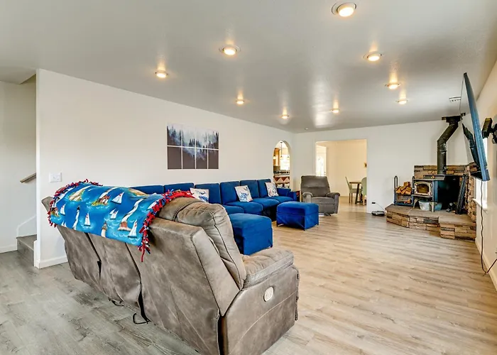 Crescent City Home W/ Hot Tub: Half-Block To Beach