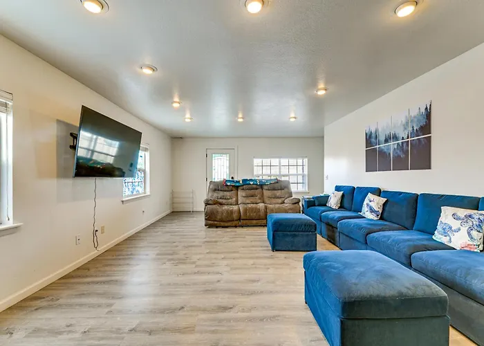 Crescent City Home W/ Hot Tub: Half-Block To Beach