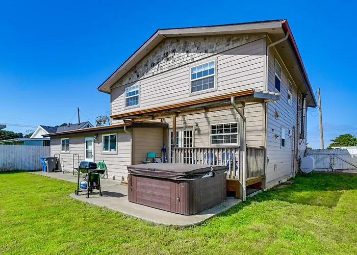 Crescent City Home W/ Hot Tub: Half-Block To Beach