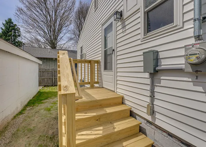 Ludington Vacation Rental - Walk To Lake Michigan!