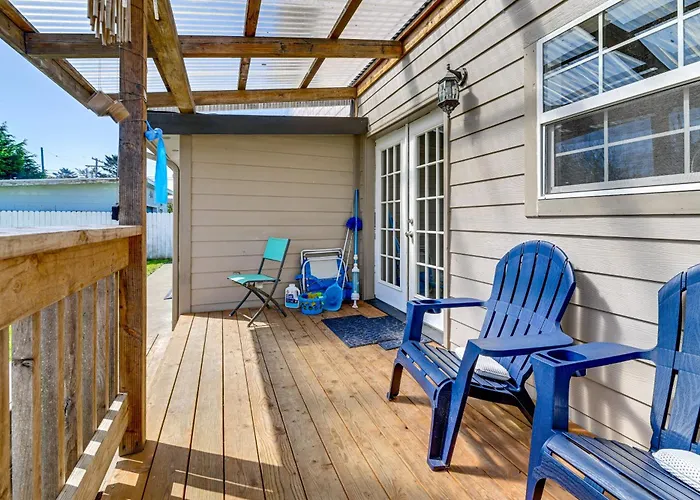 Crescent City Home W/ Hot Tub: Half-Block To Beach