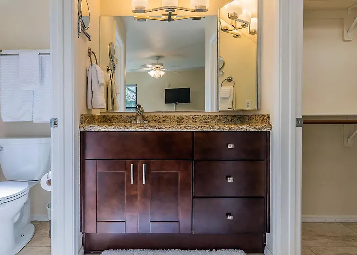 Spacious Tucson Retreat 3 King Beds Poolsspas, Mountain Views, Hikinggolf