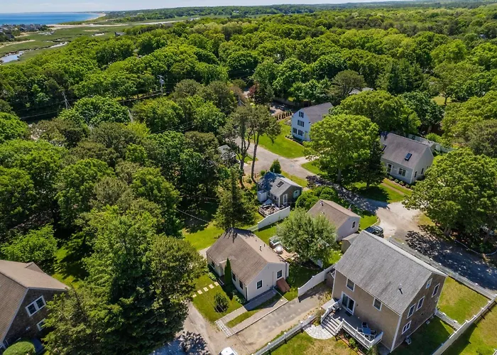 Cape Cod Getaway: Walk To East Sandwich Beach