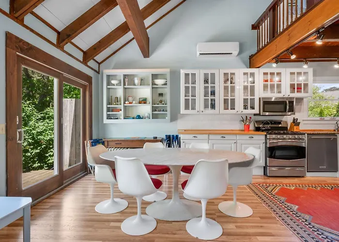 Dog-Friendly Cape Cottage Near Beach Towns