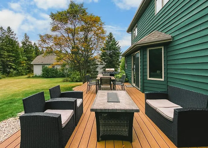 Cherry Hill- Charming Sister Bay Home, Backyard Oasis, Hottub