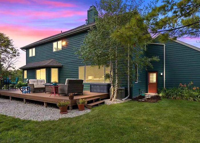 Cherry Hill- Charming Sister Bay Home, Backyard Oasis, Hottub